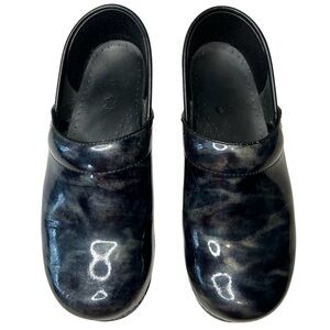 Dansko women’s professional marbled clogs. Size 39